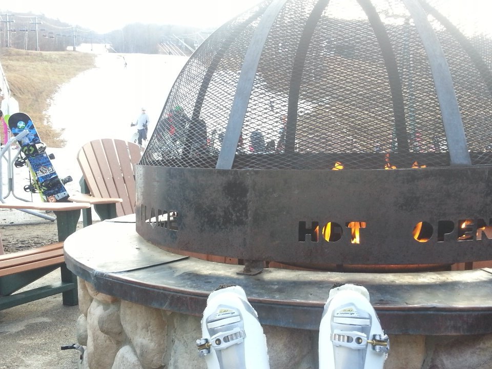 ConnieHarrolle's tweet photo. Fireside between runs.  #bsscsnow https://t.co/srNDehPFlD