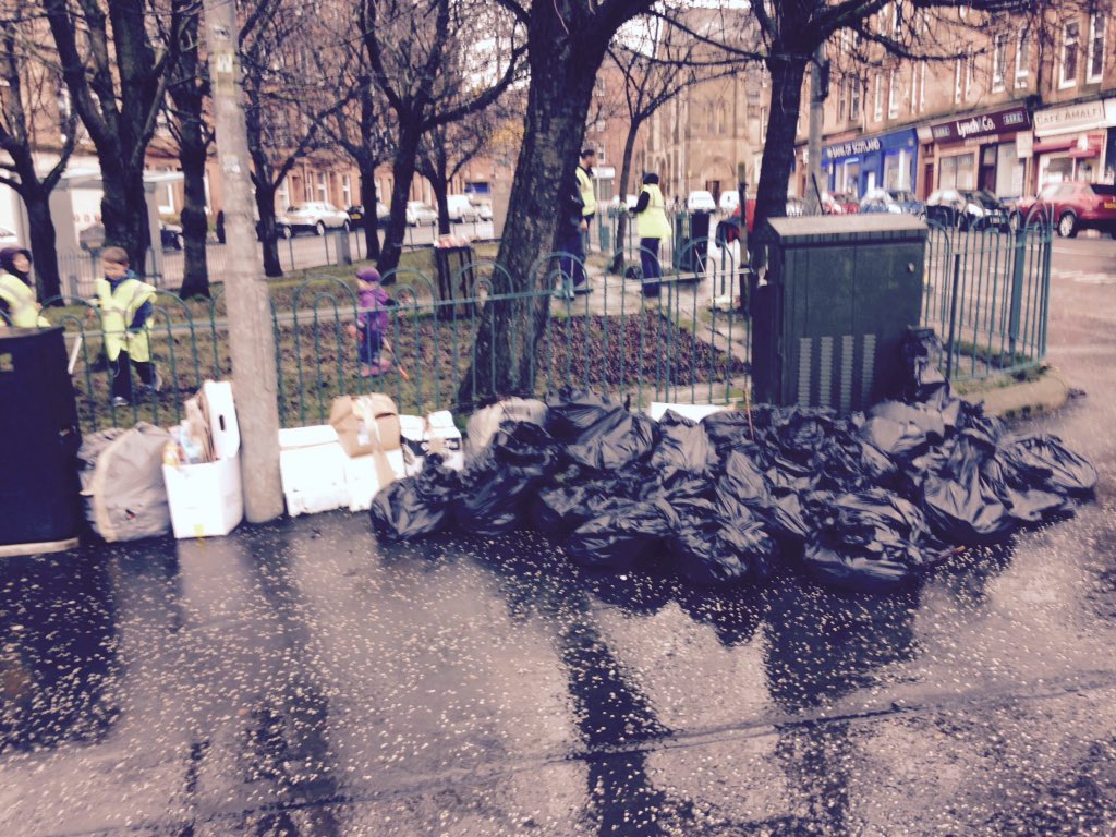 MoFloFamily's tweet photo. Great photos of Saturdays clean up! Thanks to @tesco6491 and the Greggs for the treats! Fab job! https://t.co/47rNmapyxE