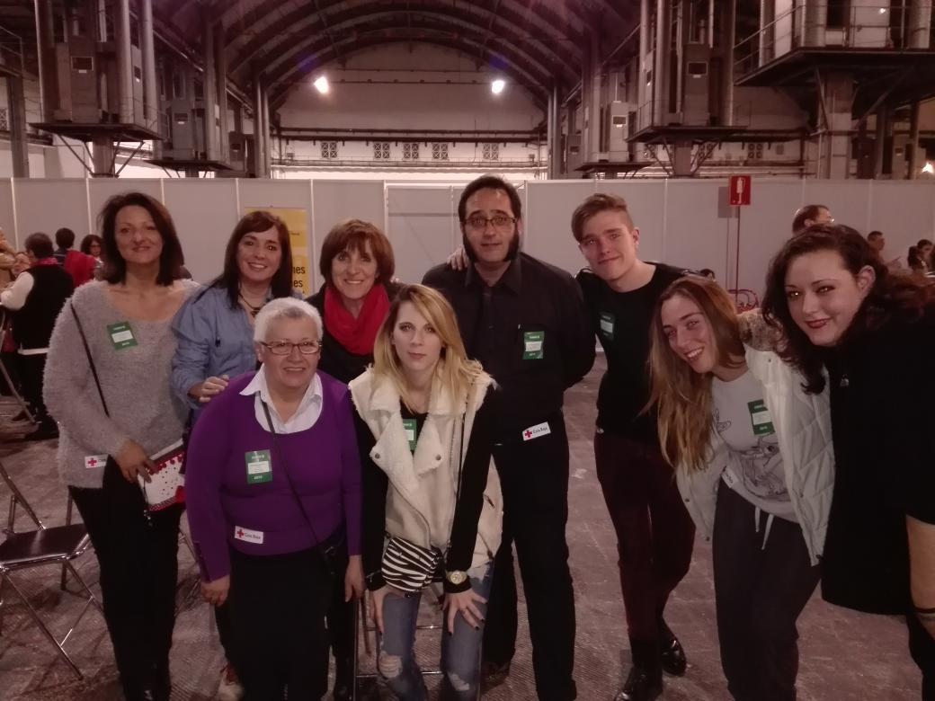 CREUROJABLLN's tweet photo. L'equip de voluntaris hores abans d'entrar a agafar trucades.#granequip #millorsvoluntaris #bonescauses #lamaratotv3 https://t.co/A8qaqlYKWu