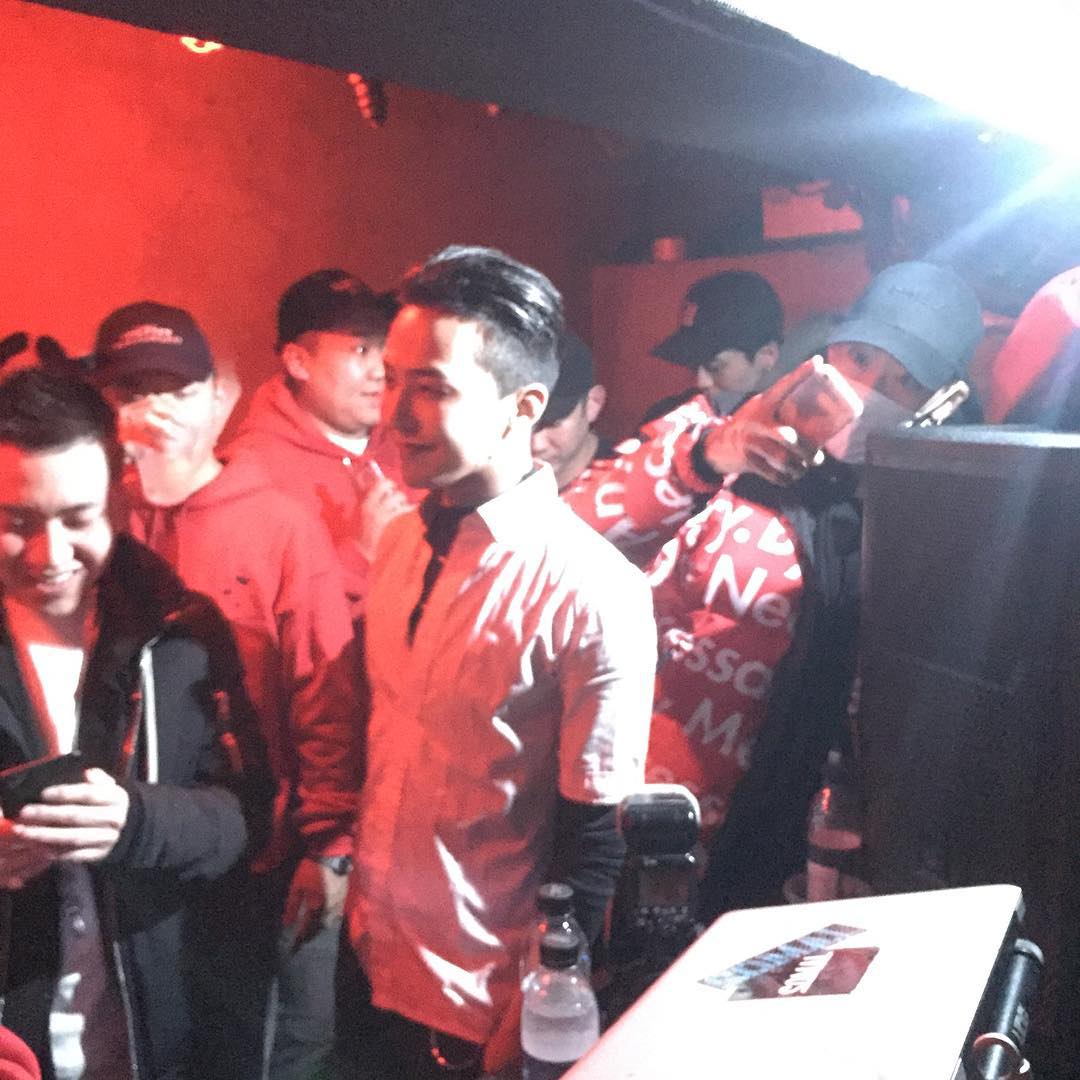 AchitaNamtarn's tweet photo. G-Dragon at Deadend’s 4th Anniversary Event in Cake Shop Seoul #gdragon #gdevent https://t.co/tUd3T1FTGc