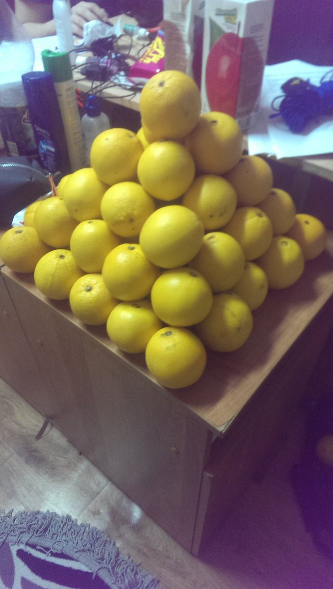 Maximum_____'s tweet image. Когда сосед пришел с наряда со столовой и принес немножко апельсинчиков,лучше бы это были мандарины....