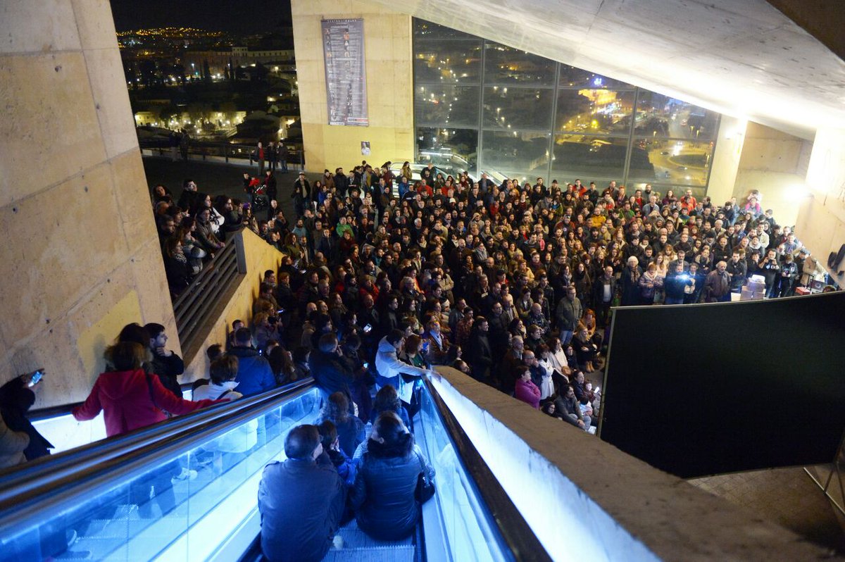 PabloIglesias's tweet photo. Otra vez desborde, esta vez en Toledo. Hemos salido a hablar con quienes se han quedado fuera ¡Gracias! https://t.co/DvXN2HqGWW