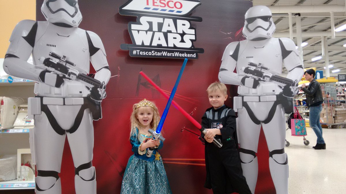 dangerous_den's tweet photo. Oli and Madi have a light sabre duel #tescostarwarsweekend https://t.co/vnxoJZmyTI