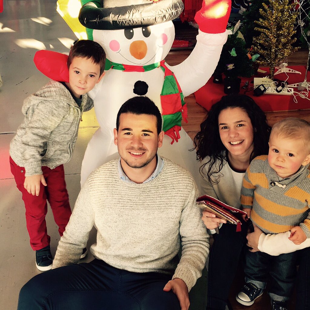 MARYCARMEN_RM's tweet photo. Mis perlas empezando la pre #navidad2015 #feliz #familia  #momentosunicos @inma_333 @anarioscieza @JoseRiosMorote https://t.co/mDZXqsC9f3