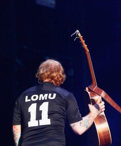 Nice touch from Ed Sheeran during a gig in NZ, paying tribute to Jonah Lomu wearing an ABs shirt with his name on.