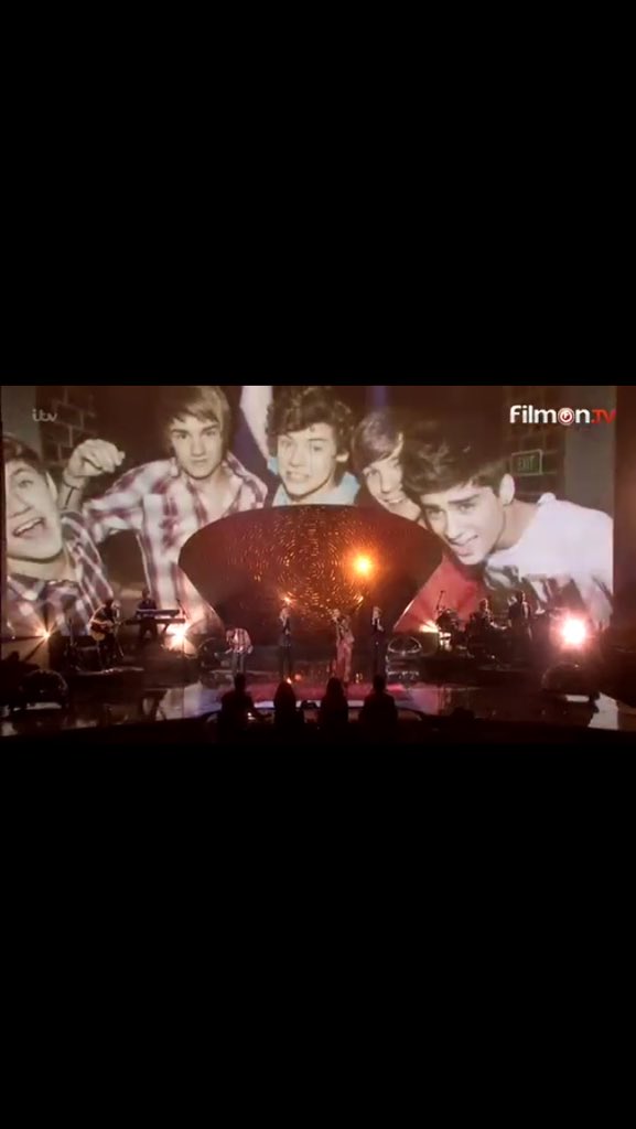 MelissaIdaa's tweet photo. #ThisIsNotTheEndOfOneDirection ❤️❤️❤️❤️😭 https://t.co/kMVLe6tQSp