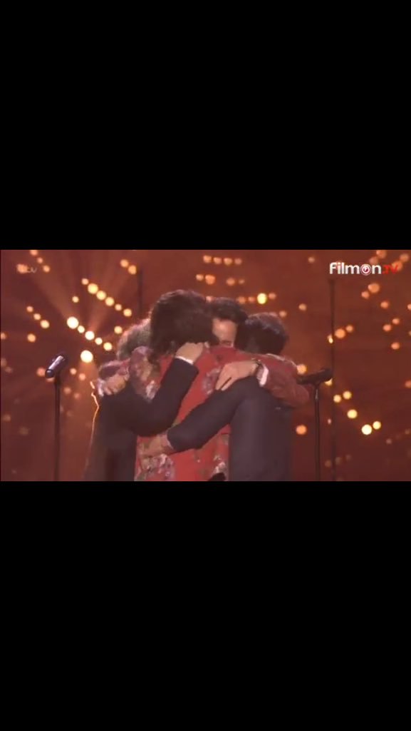 MelissaIdaa's tweet photo. #ThisIsNotTheEndOfOneDirection ❤️❤️❤️❤️😭 https://t.co/kMVLe6tQSp