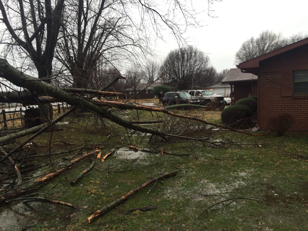 TevinWooten's tweet photo. Storms bringing down trees & knocking out power in a Siloam Springs neighborhood. LIVE at 5 w/details. #ARwx https://t.co/8yULhh8guo