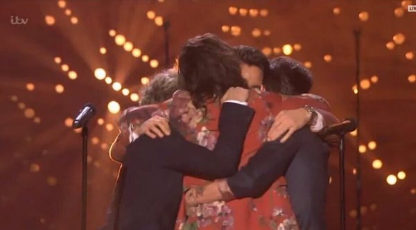 hespleasingg's tweet photo. FOI UM ABRAÇO TAO VERDADEIRO #TheXFactorNoSony https://t.co/b3vDcR4bOl