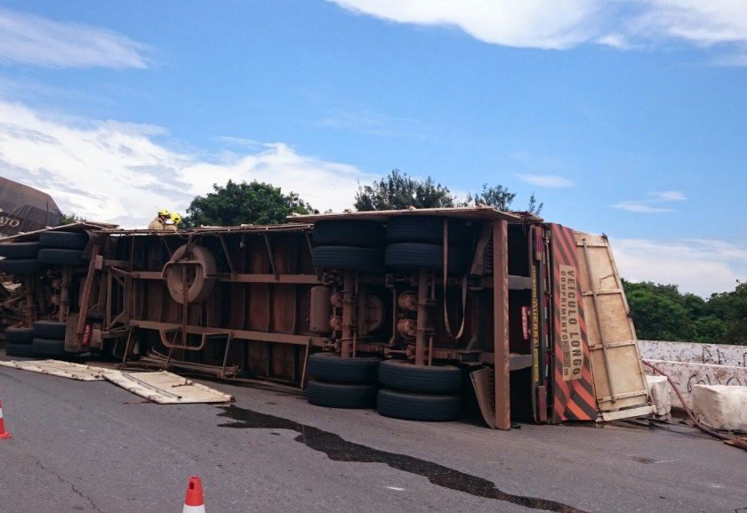 Metropoles's tweet photo. Carreta tomba na #EPNB e caçamba interdita vias https://t.co/x7lLw8VgHq https://t.co/zNMP4k979G