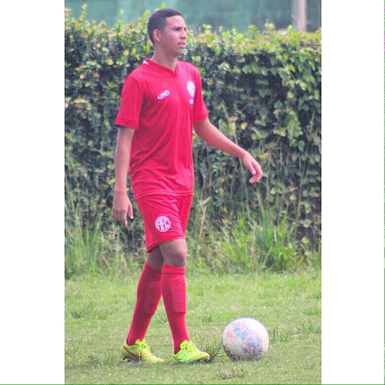 Leeandro_99's tweet photo. Como você explicaria a um menino o que é felicidade? Não explicaria. Daria uma bola para que ele jogasse… ⚽️❤️ https://t.co/gIlyxVPToS