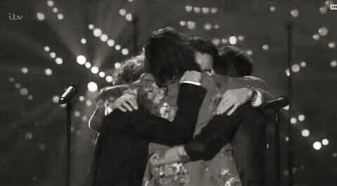 VitoriaKoitski's tweet photo. Esse abraçooooooooooooo #ThisIsNotEndOfOneDirection https://t.co/7nU53eiuba