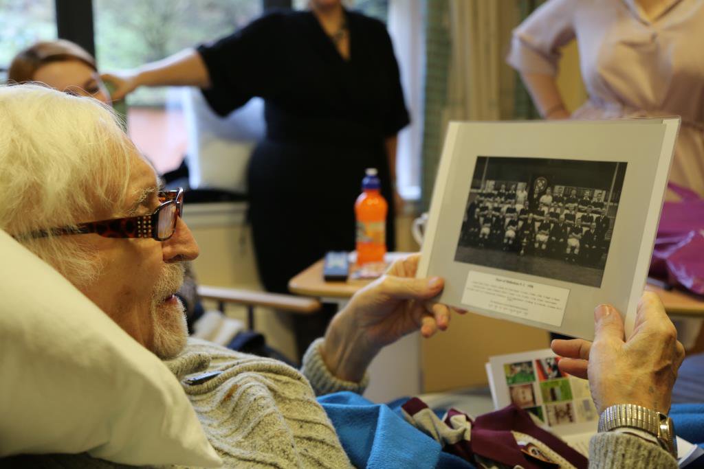 TheLondonHearts's tweet photo. My Dad was 80 today
Visited him in hospital
Here He is reminiscing and naming the players from the great 1958 team https://t.co/Fi7ApkamSd