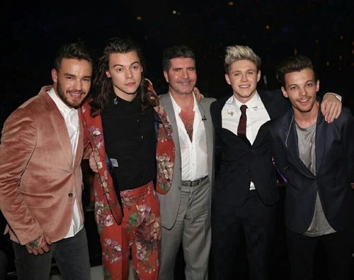 1DGiveMe5's tweet photo. I CANT STOP CRYING😭😭😭 https://t.co/rGamVdZRfS