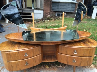 trashswag's tweet photo. #upcycling Classic Art Deco dresser vanity: Looks like maple… https://t.co/J8UdwhrlmZ #Furniture #dumpsterdiving https://t.co/cxkWjQ7xQb