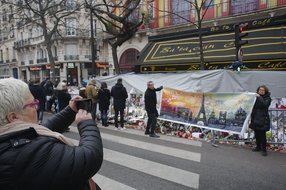 prensa_libre's tweet photo. |@inter_pl| #Francia recuerda a víctimas de los #AtaquesParis un mes después de la masacre. ►https://t.co/mpqQCgqRSk https://t.co/Jf1b53OYa9