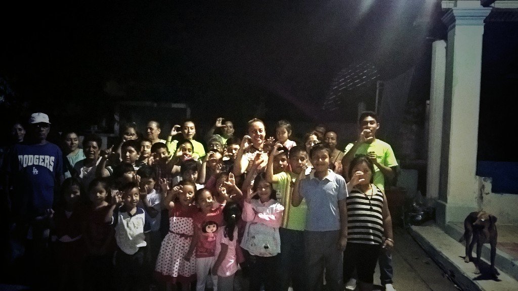 sur_diario's tweet photo. #CineEnTuColonia actividad de la fundación #Pacdi #PorTiPoMiTehuantepec @ChelitoZamudio https://t.co/P0acVIAebB