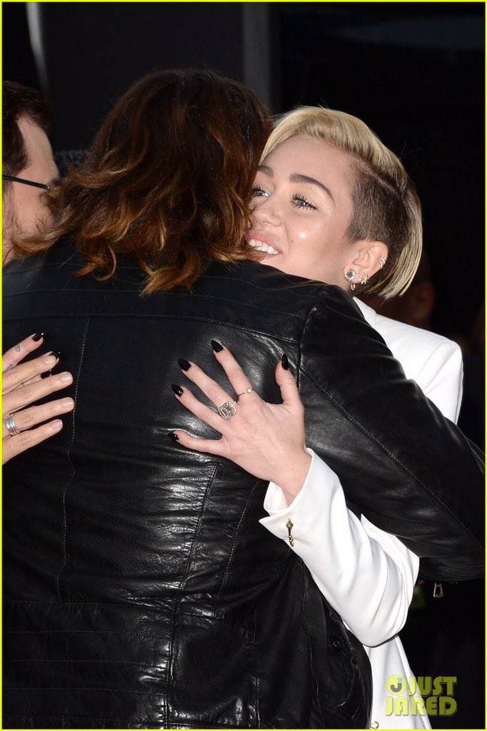 mileyredcarpet's tweet photo. American Music Awards (November 2013) https://t.co/QUvv53EU2D