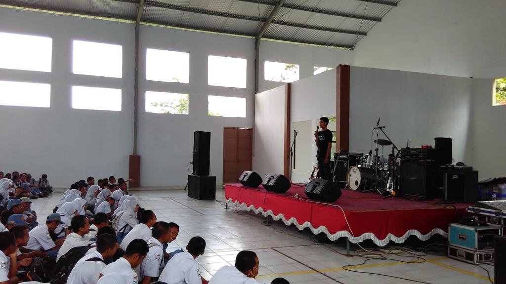 Ni ada <a href="/adolfshit/">adolf situmorang</a> lagi menghibur di SMK 2 Salatiga 🙋🙋