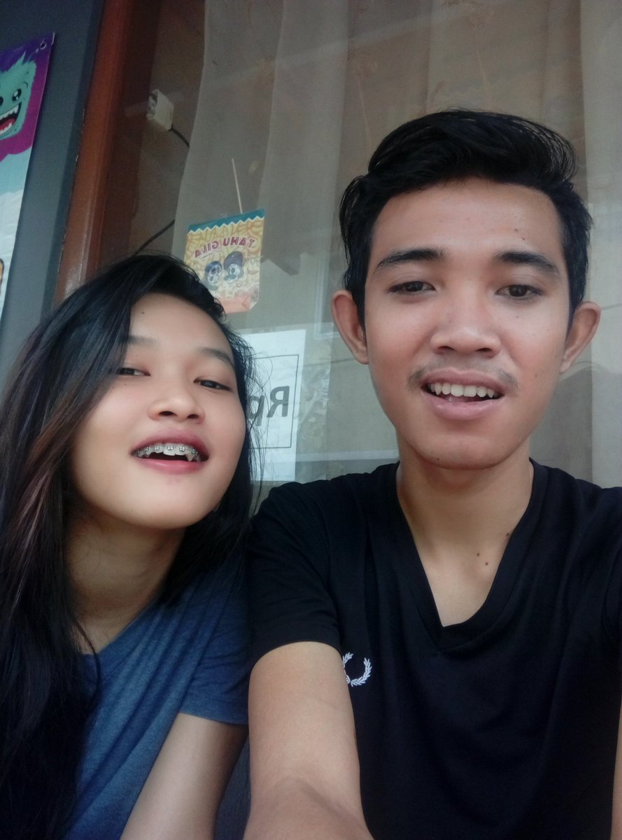 TharryHaw's tweet photo. Akuuu with mr,stupied💏 https://t.co/Ps5nWlJ2jK