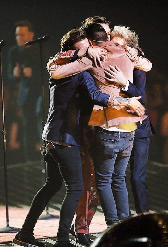 Iouvepotion's tweet photo. group hugs are my favorite thing ever https://t.co/ERws9Q5hhq