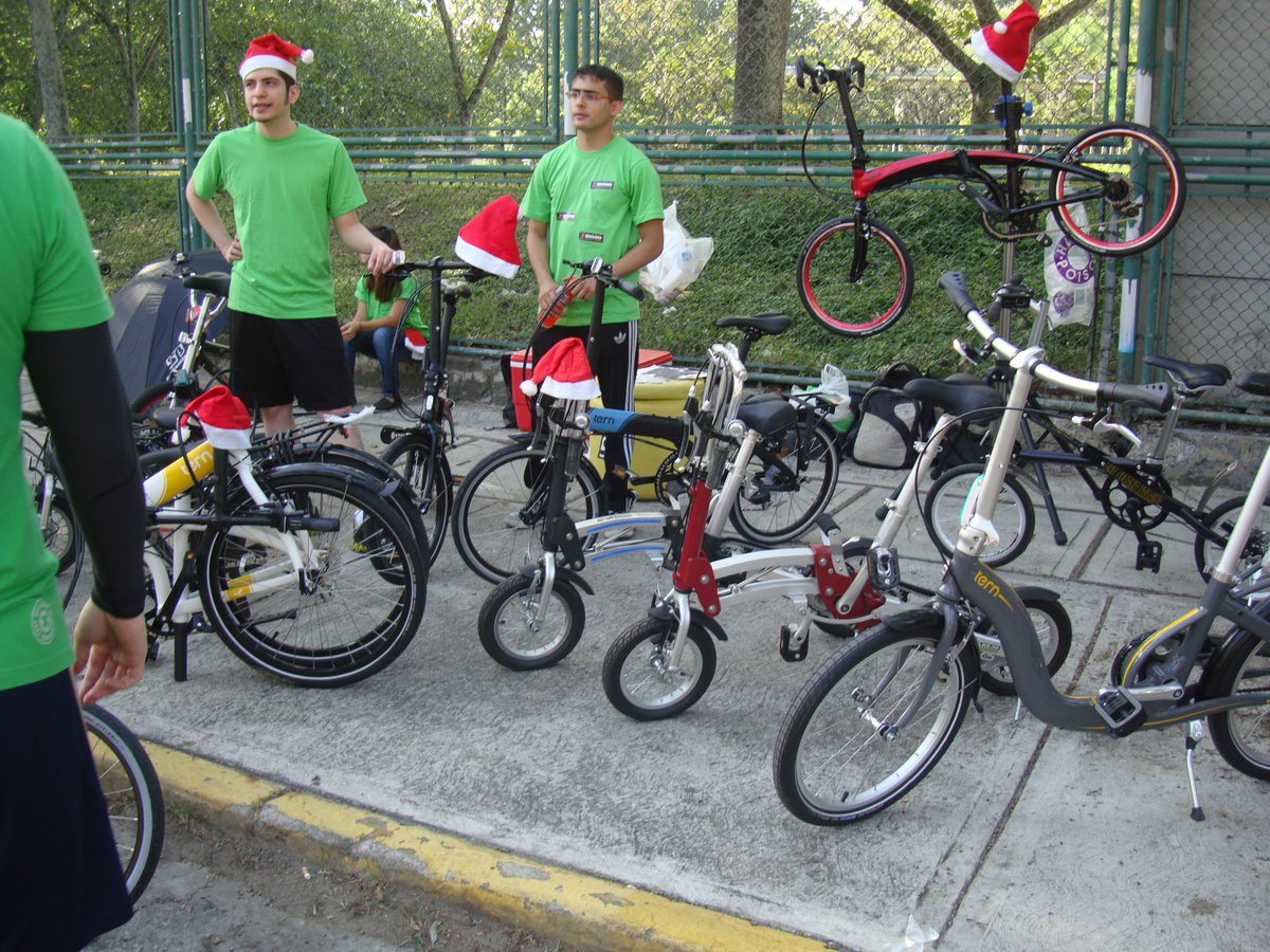 SoloBicis's tweet photo. Llegó la Navidad a las calles de Caracas #Solobicis #SantaRun2015 #SantaRun7KCcs @correlonas @retosinfo @TuTribu https://t.co/GVqulyI6uO