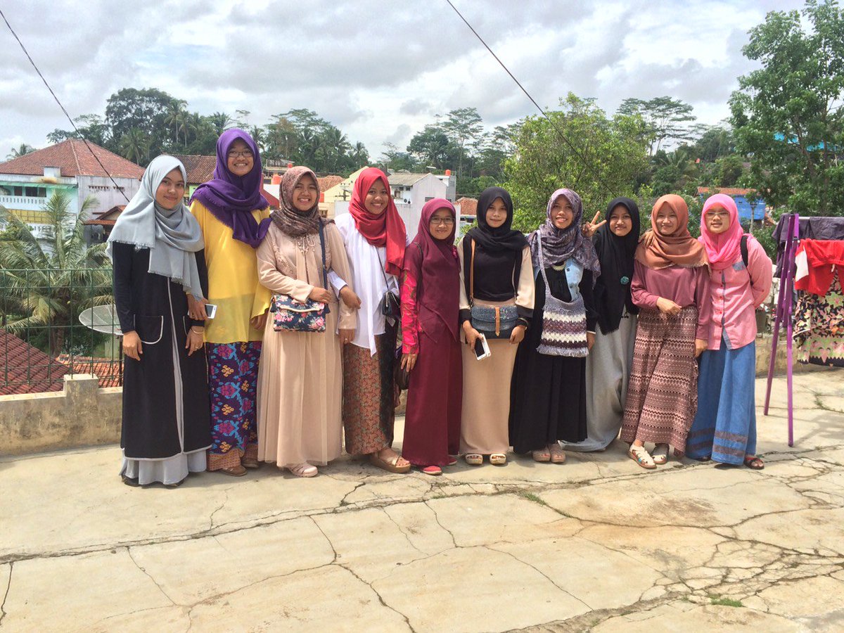 WeAreCROTT's tweet photo. Alhamdulillah Santriah angkatan kita yg dateng cuma segini. Kita datang karna, rindu. Sekian. https://t.co/DhIU8B4YO5