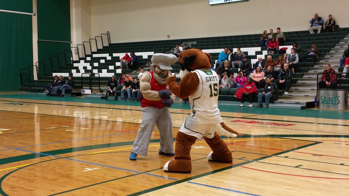 WindsorExpress's tweet photo. There's a dance off happening on the court between Coal Train and Griff. 💃
#WINvsLIM https://t.co/yZb7UtYo51