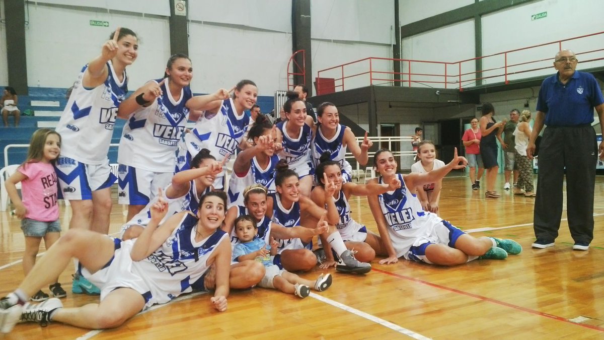 Velez's tweet photo. Vélez es el nuevo CAMPEÓN del #TFFB2015 tras vencer a Unión Florida por 63-47. Felicitaciones, Chicas!! https://t.co/Jbj1vassT7