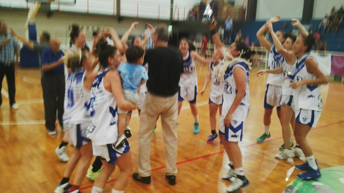 Velez's tweet photo. Las dirigidas por Gabriel Gusso fueron contundentes en una gran segunda mitad (39-19). Otra vez Campeonas! #TFFB2015 https://t.co/P278zYWqeN