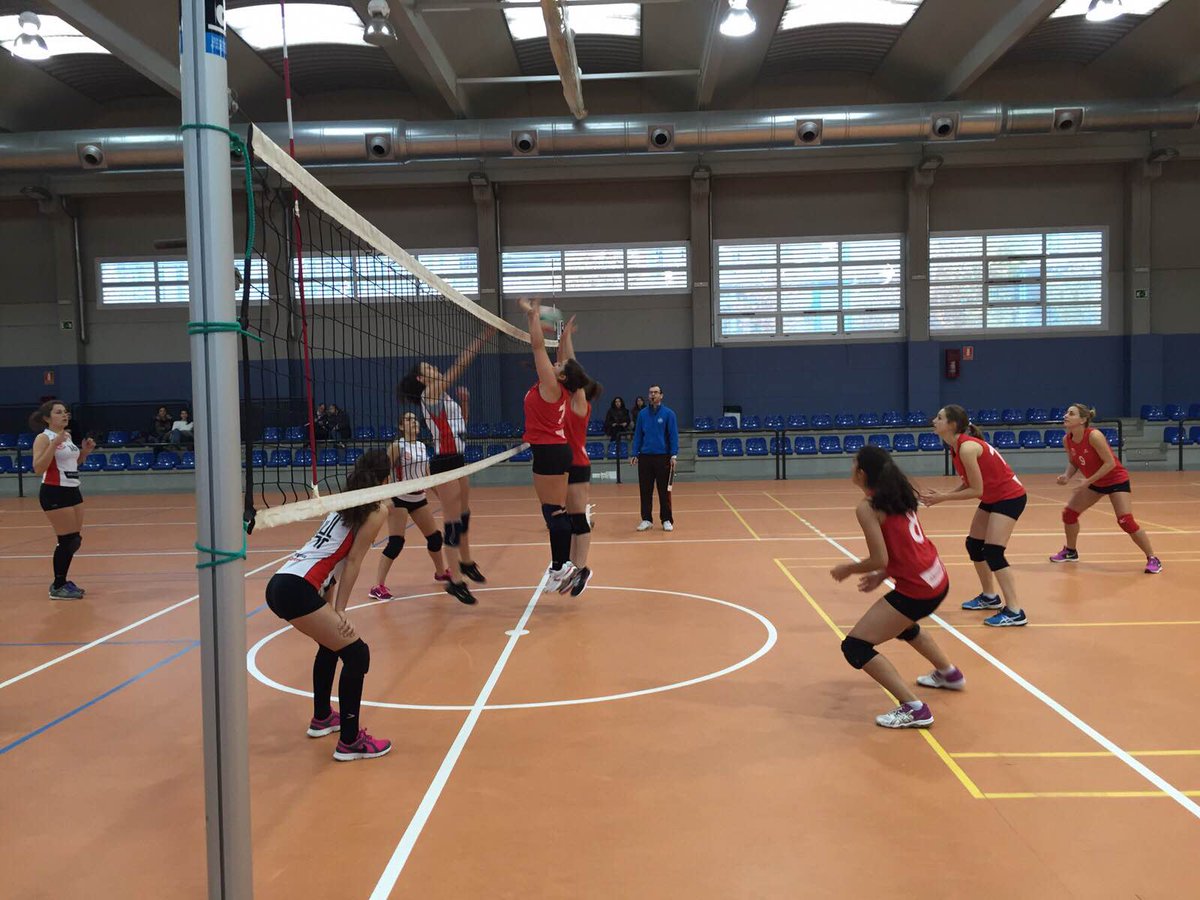ClubVoleibolZGZ's tweet photo. El equipo @CVZseniorSP se lleva el #derbiCVZ de la jornada al derrotar 3-0 al @CVZCadeteF. ¡Enhorabuena! #CVZ https://t.co/5lF9CxK5cq