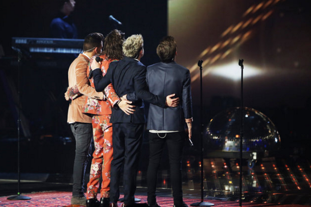 Magic899's tweet photo. 1D's last performance before hiatus.💔➡https://t.co/enBVIgEi7p  #EverythingsMagic #ThisIsNotTheEndOfOneDirection https://t.co/4jR7AUm4EA