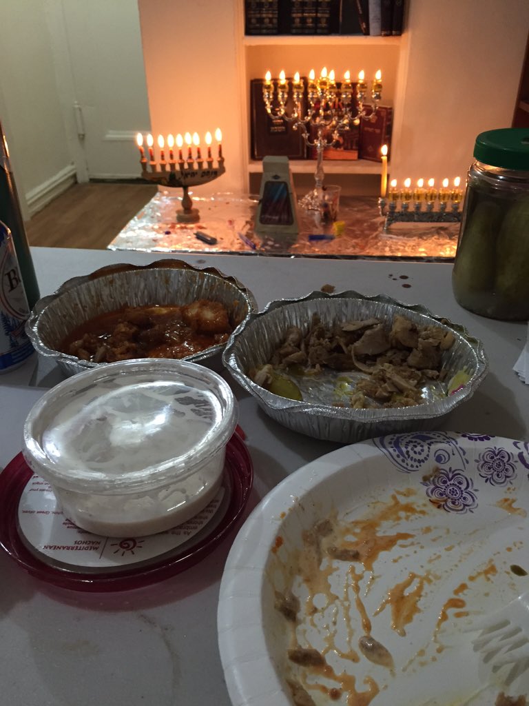 avilevy8's tweet photo. THIS is Chanukah #zos #morerob #moregarlicmayo https://t.co/zCzcp0n7Vv