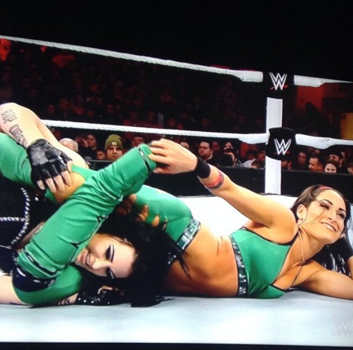 queens_nikki_br's tweet photo. Tb💙Brie tho😂😂❤❤ #briemode #brizee #teambella #yes #bellaarmy @BellaTwins https://t.co/vhNWDFQ1Lr