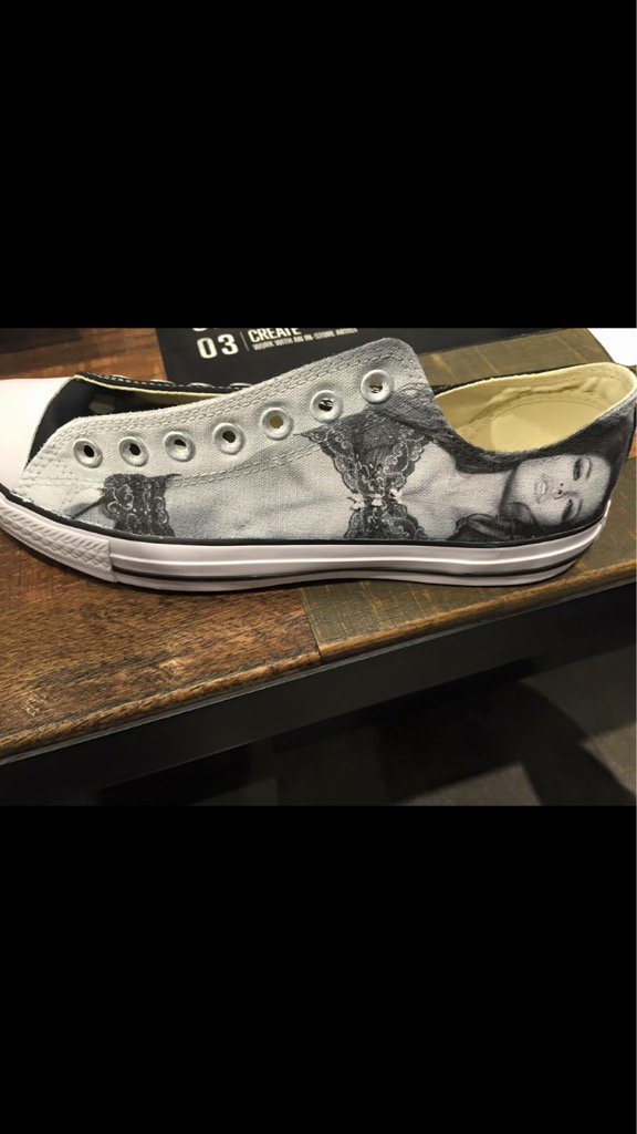 @Blakefreeman is so cute...he got #brittanybrousseau #custom #brittanybrousseau @Converse shoes 😘😍😍😍 https://t.co/l2v9kyFpVf