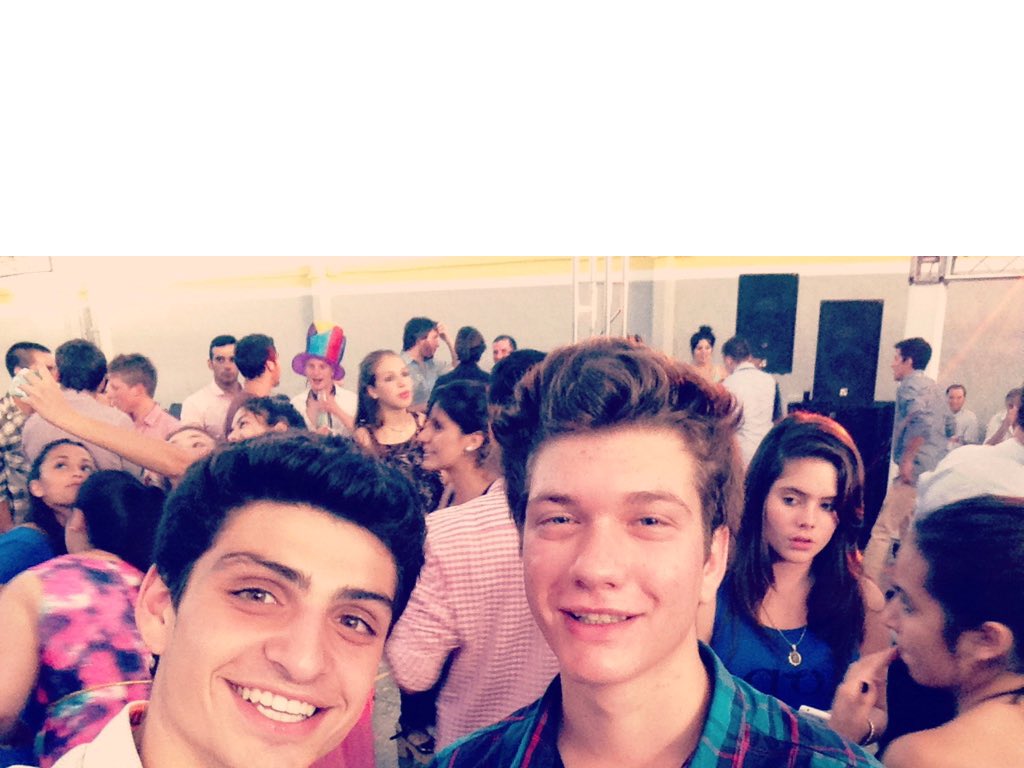 nahu_perez98's tweet photo. Jajaaj claaaaa todos se sacaban selfies,nosotros también!Ajjaj #NocheDeEgreso #NocheDeTerminarDestruidos #QueDesatre https://t.co/o5QMMOhGsv