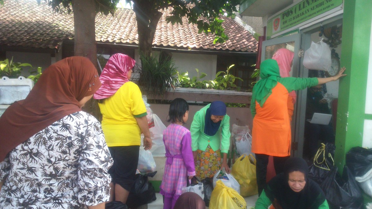 #suaraBDG via <a href="/kangovan/">Kangovan</a> : Sebagian orang di BDG, selain mencintai lingkungan,sampah bisa menjadi pundi2 #inimahBDG