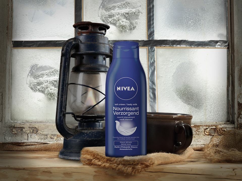 Naarmate het kouder wordt en het meer waait, word je huid droger. Smeer daarom dat eerste laagje NIVEA Bodymilk.