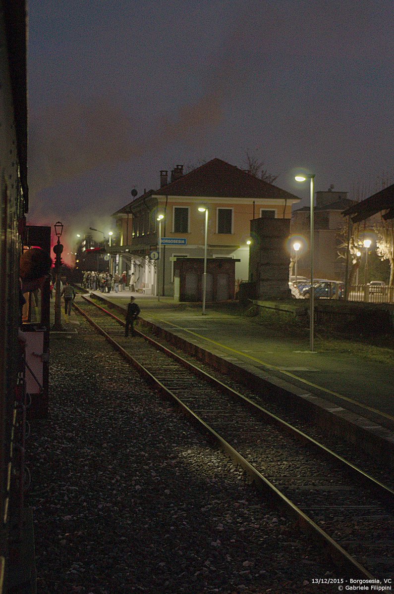 gabrielefil's tweet photo. Cala la notte e l'ultimo treno del 2015 lascia la valle | Borgosesia, 13 dic 2015 #FondazioneFS #GruppoAle883 #ARSMS https://t.co/H8kuDt8OWr