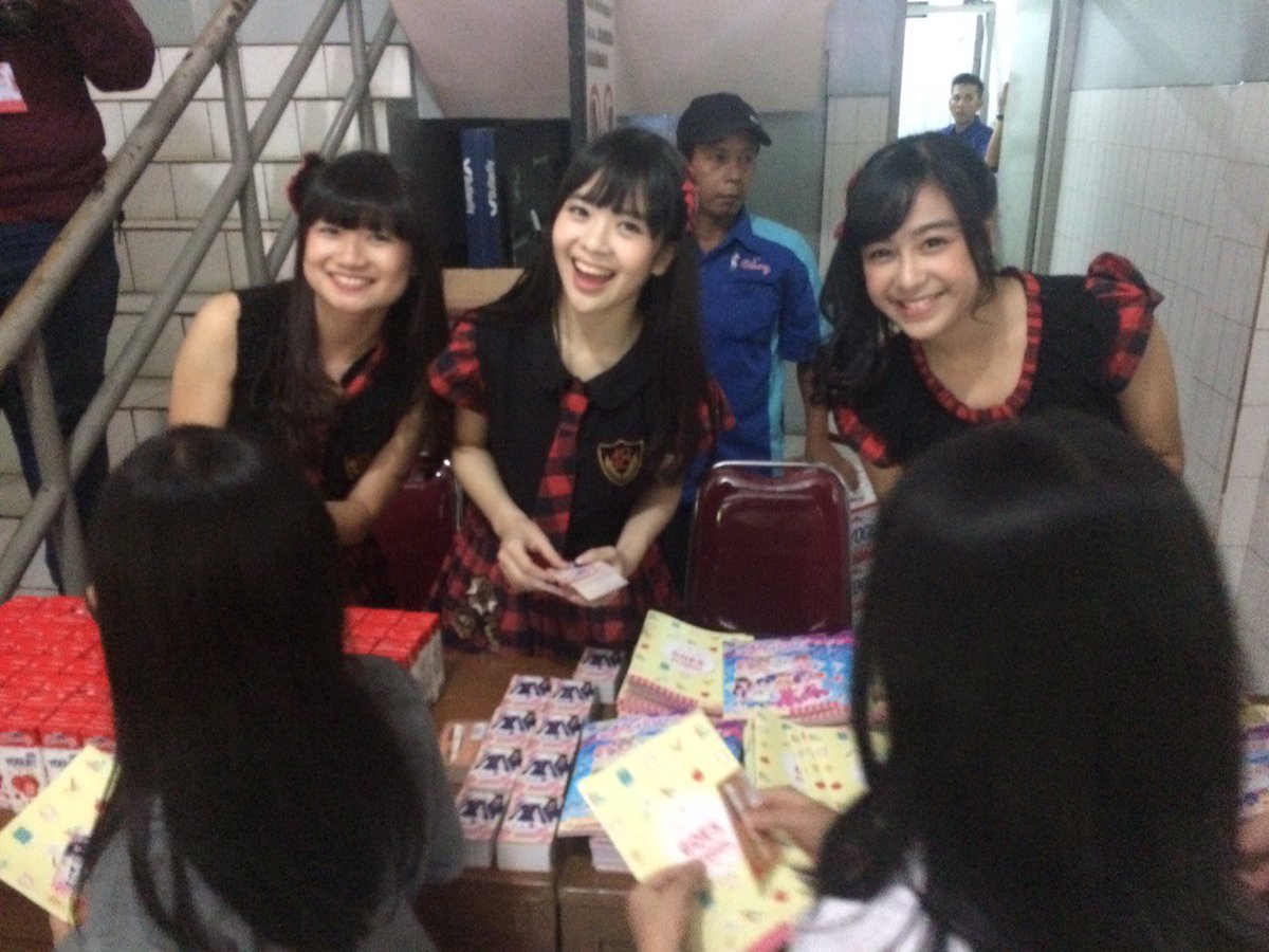 officialJKT48's tweet photo. [PHOTO] JKT48 Goes to School - SD NOTRE DAME https://t.co/0QglYf29Oq