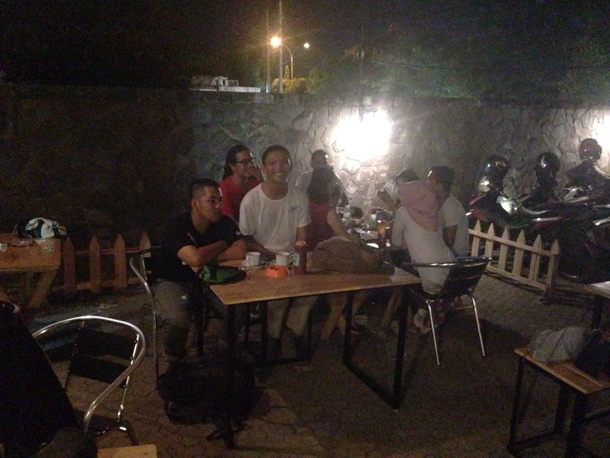 Seusai acara.. Kawan kawan sineas pada diskusi