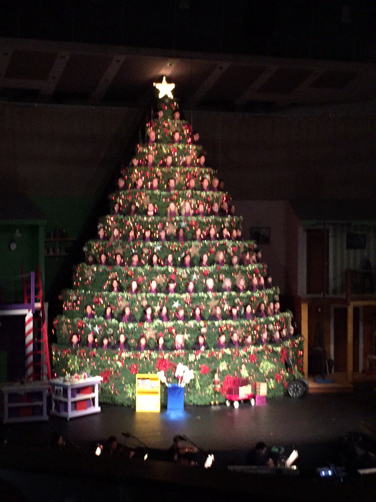 LindaCBuchanan's tweet photo. 'It's the Most Wonderful Time of the Year' @broadwaychurch for the 48th Annual #SCT2015. Absolutely beautiful! https://t.co/Hn6VjJHLvH