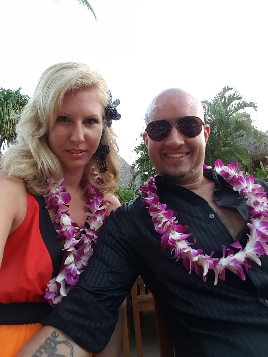 LaurelDolman's tweet photo. We got #leied! #Maui #Luau #Vacay https://t.co/TThIEG72gD