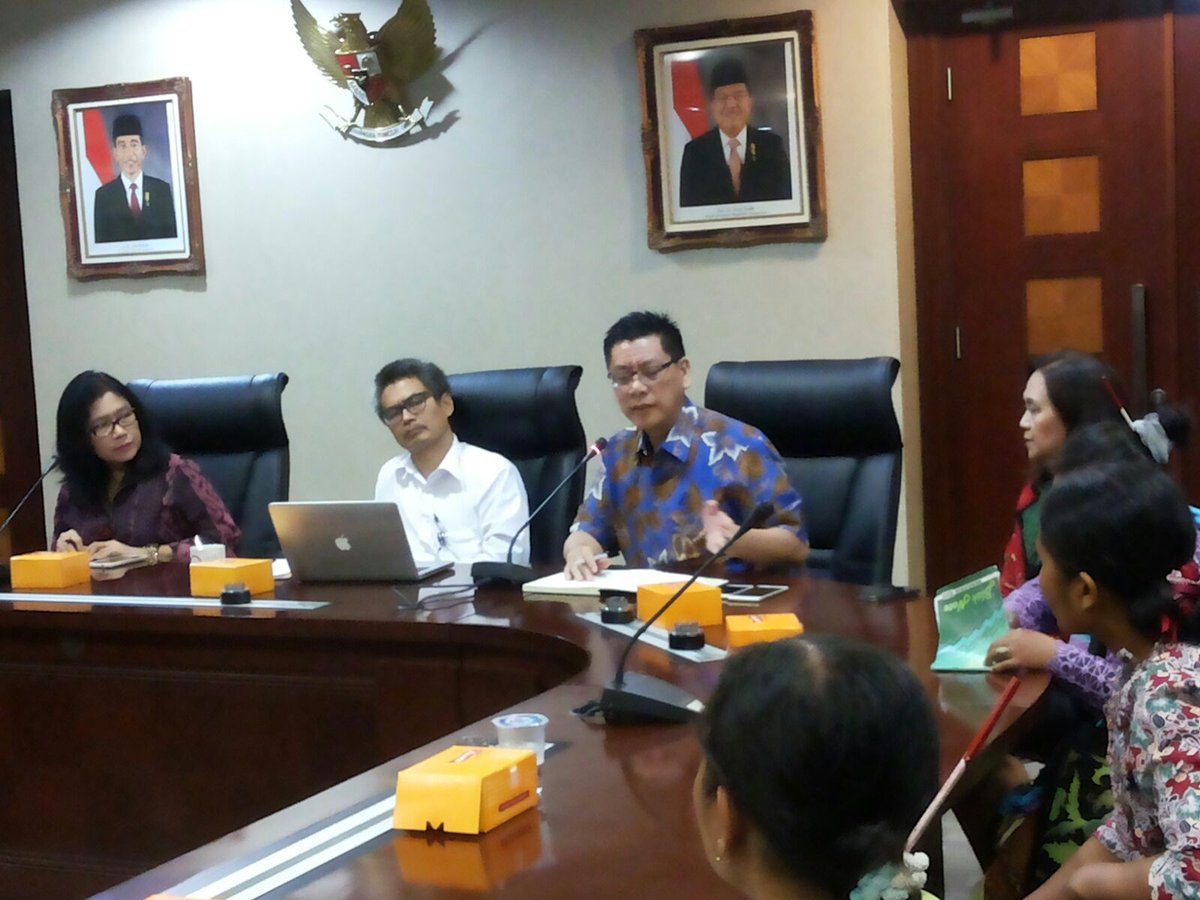 10.03 Komisaris PT SI <a href="/sonysubrata/">Sony Subrata</a> tiba2 hadir di audiensi #DemiRembang dgn Setneg cc <a href="/jokowi/">Joko Widodo</a> <a href="/gusmusgusmu/">A. Mustofa Bisri</a> #Rembang