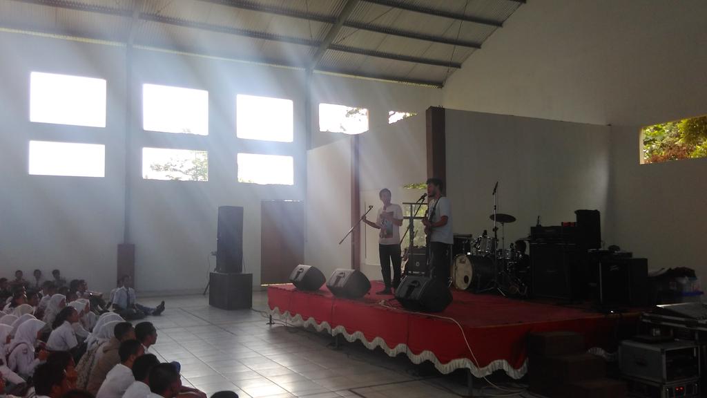 Ni ada <a href="/anom_tanjung/">Anom Tanjung</a> dan <a href="/Mz_Rendy/">Rendy</a> lagi parody band lho.. Kurang apa coba..