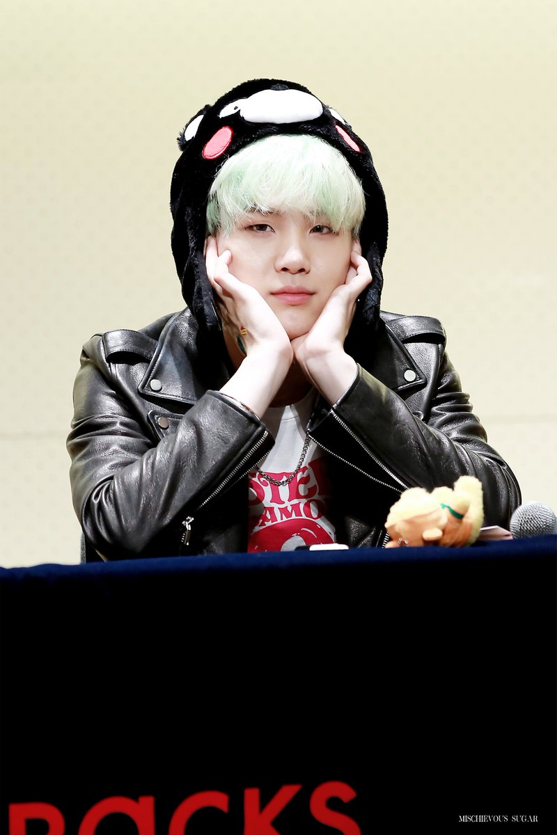 SUGA_th's tweet photo. [HQ] 151213 SUGA - Gwanghwamun Fansign (cr.mischievous0309) 
https://t.co/QP7jm4RsSf https://t.co/lgs4EY0KYM