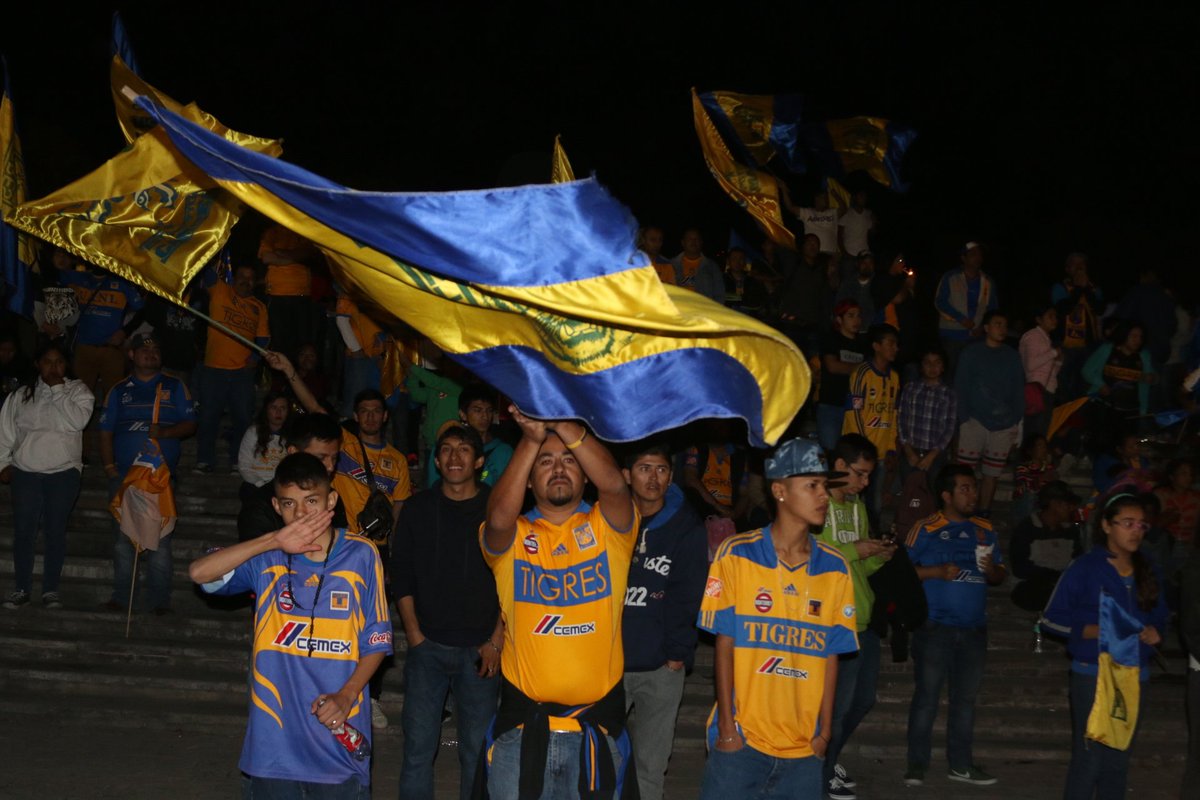 cinconotas's tweet photo. Así festeja @TigresOficial su #cuartaestrella en la Macroplaza https://t.co/YH7ek8HBWn
