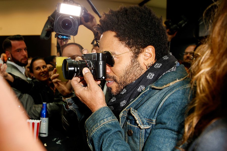 utmostnyc's tweet image. Lenny Kravitz turned the camera on the paparazzi: buff.ly/1YcOv3n #artbasel #miami #music