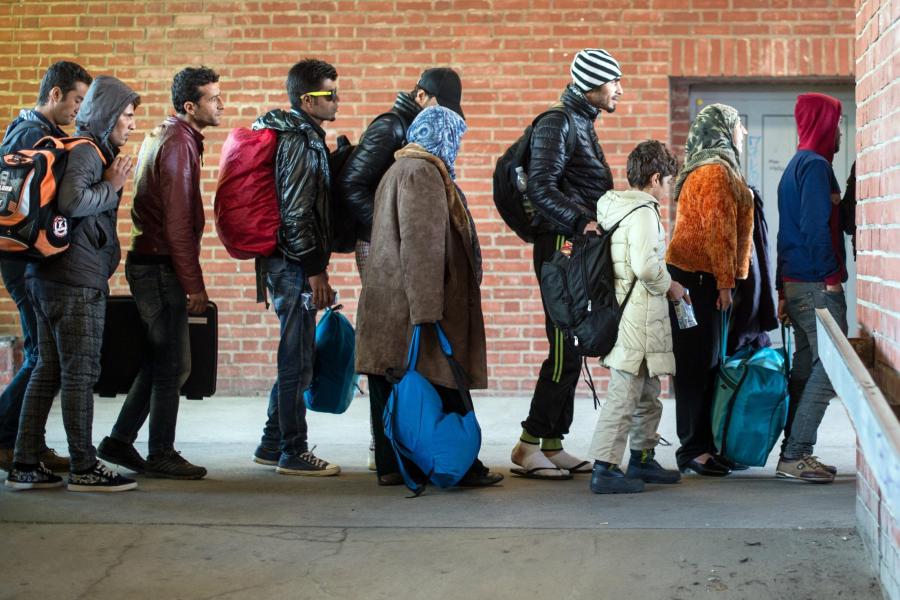 welt's tweet photo. Deutsche-Bank-Ökonom: "Flüchtlinge sind eine Riesenchance für Deutschland" https://t.co/5GhrUIXFXl https://t.co/LMlY7G4cEp