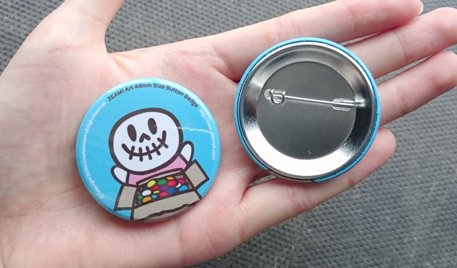 缶バッジ製作zeami Art Sur Twitter 44mm缶バッジ は大きすぎず小さすぎずとスタッフ証などにピッタリのサイズです オプションでクリッキーにも対応してますので スーツなど服に穴を開けたくない方も安心してご使用いただけます T Co Vonz0whzuf T